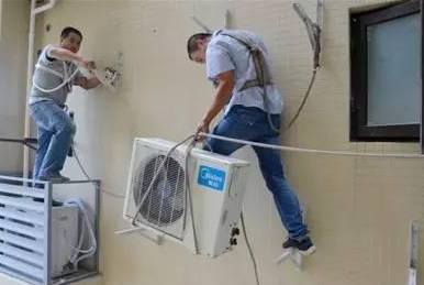 安裝空調(diào)室外機 務必佩戴防墜器